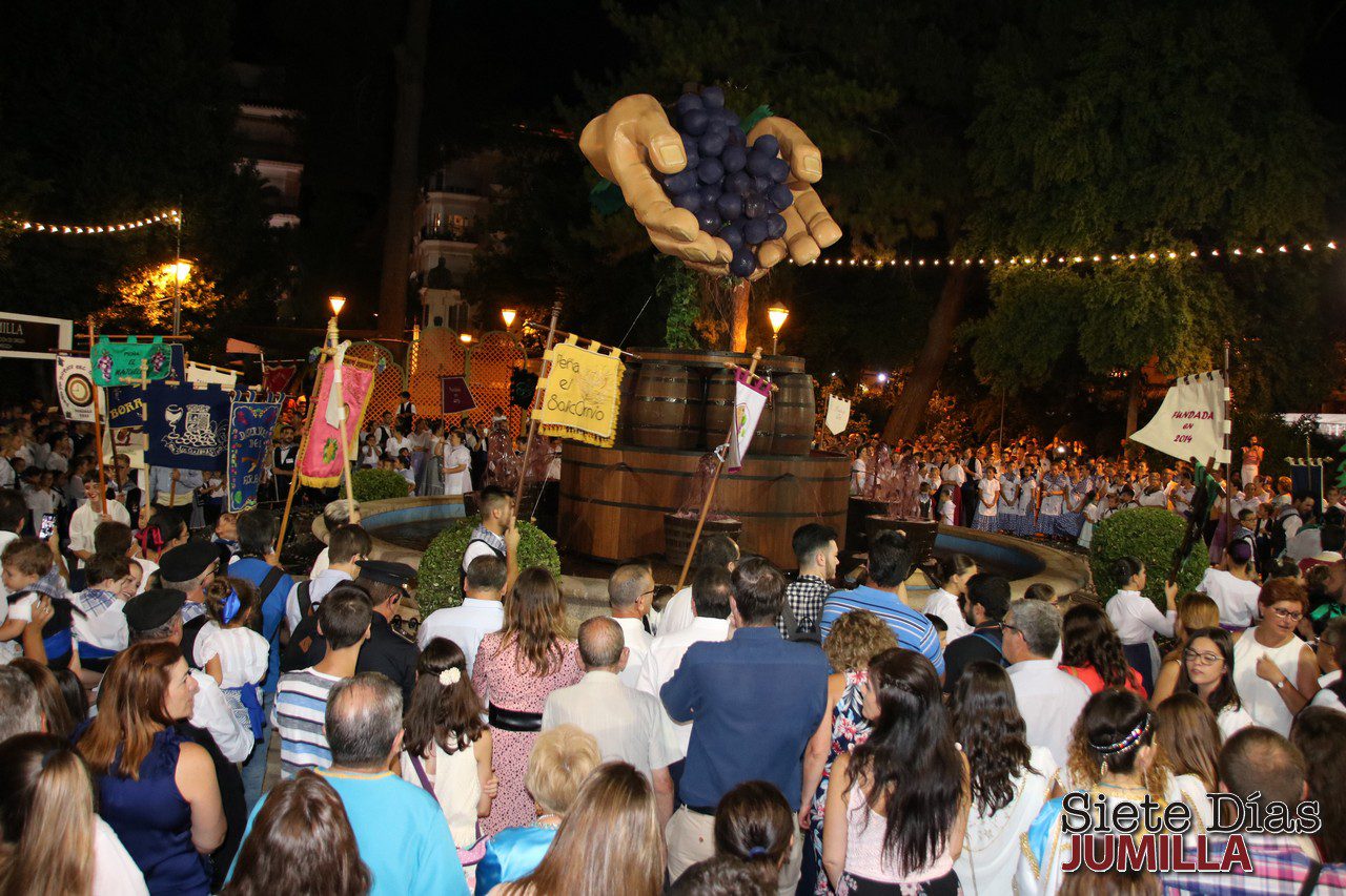 La fuente del jardín del Rey don Pedro de Jumilla cambia el agua por el vino tras la inauguración de la Feria y Fiestas