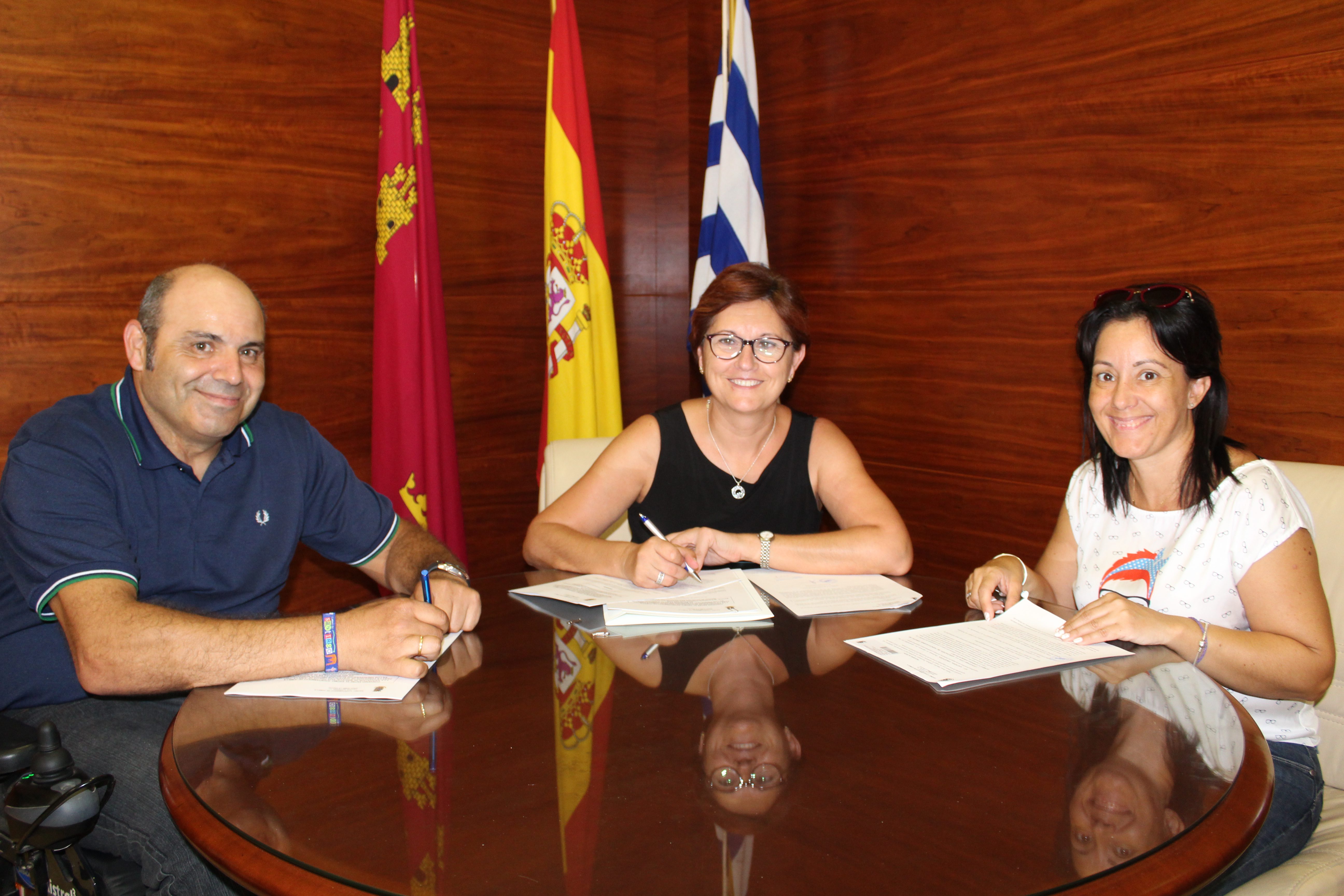 El Ayuntamiento y AMFIJU han firmado un convenio dotado con 20.000 euros