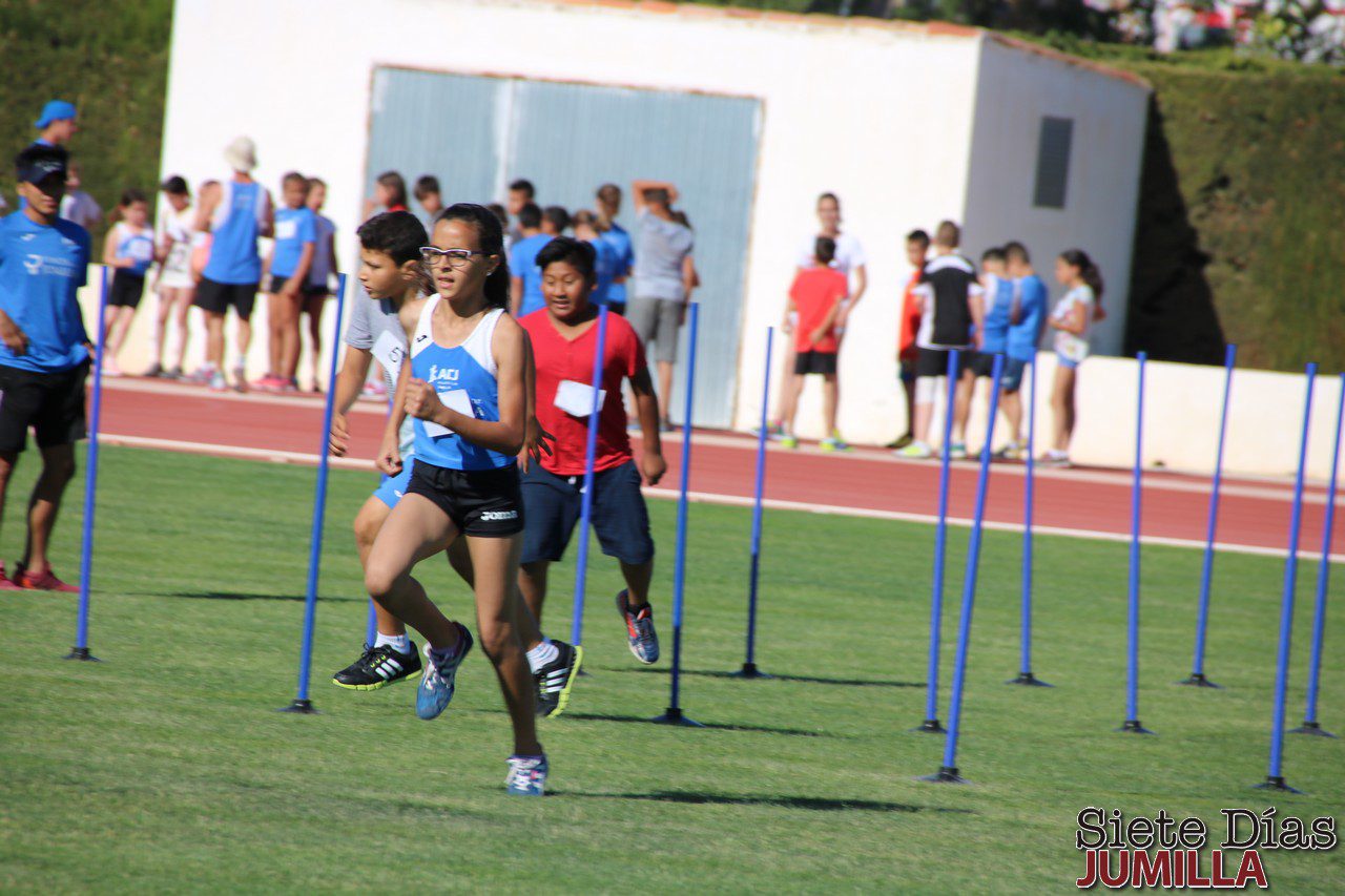 Casi cien chavales ‘jugaron’ al atletismo (Galería de imágenes)