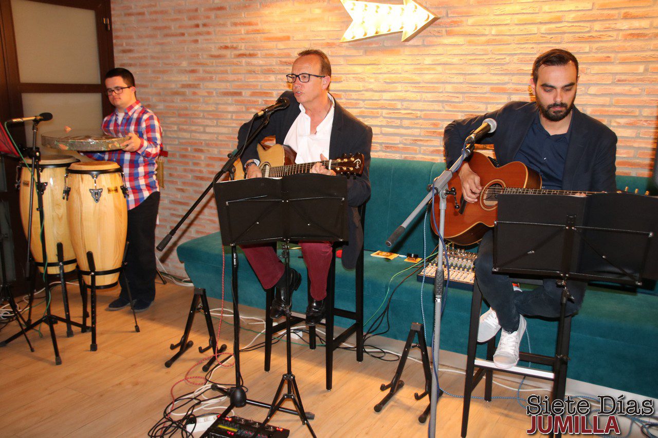 Andrés Martínez no se encontró ‘a solas’ en el concierto ofrecido en la Pizzería La Bona Tábula