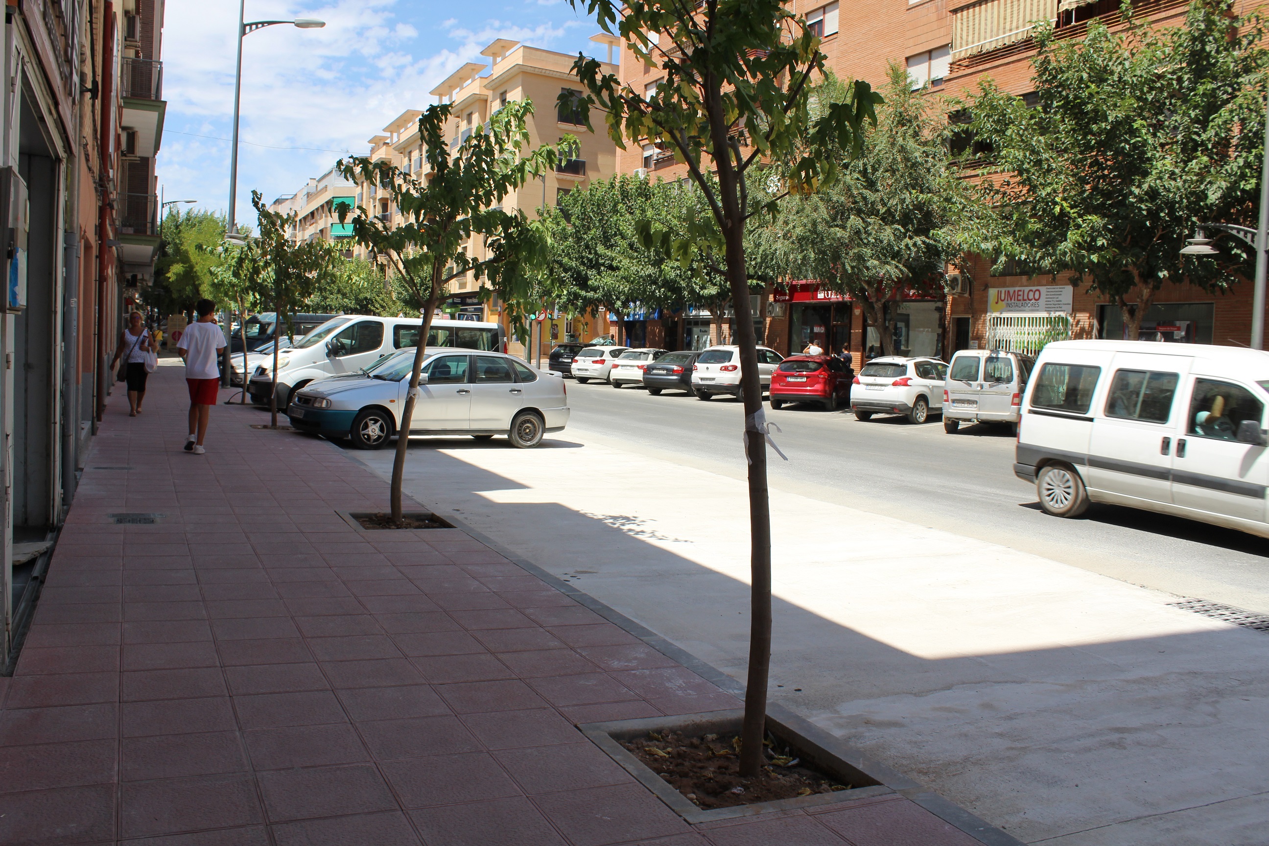 Concluye la primera fase de renovación de aparcamiento y aceras de avenida de Levante