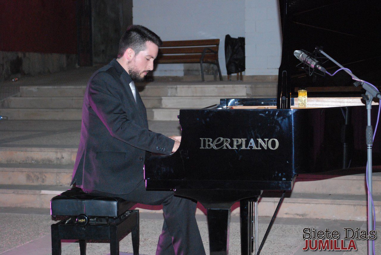 Javier Bas estrenó en su recital la obra de Julián Santos “Diálogos sentimentales”