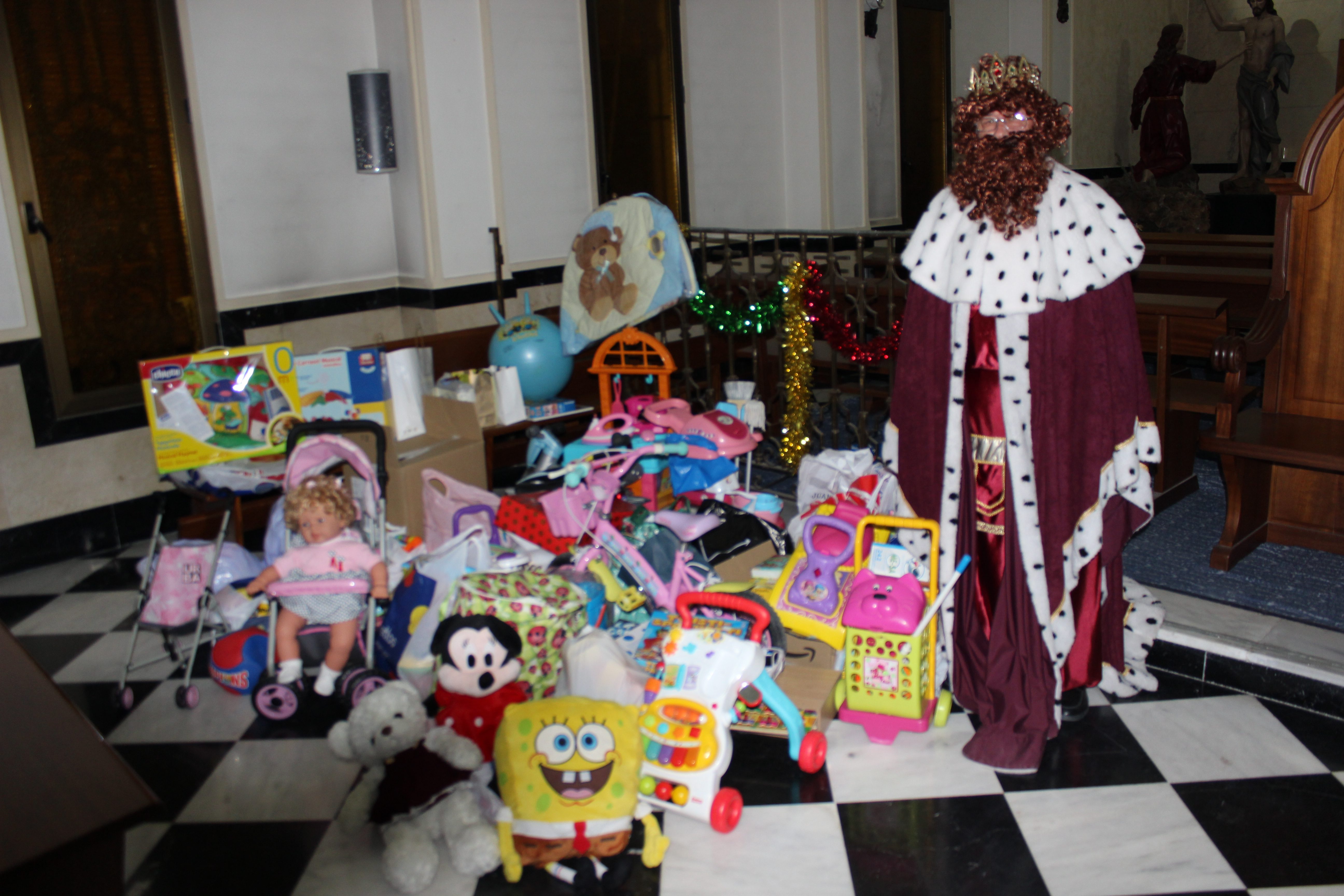 Los niños de la cofradía del Santo Costado donan sus juguetes a Cáritas