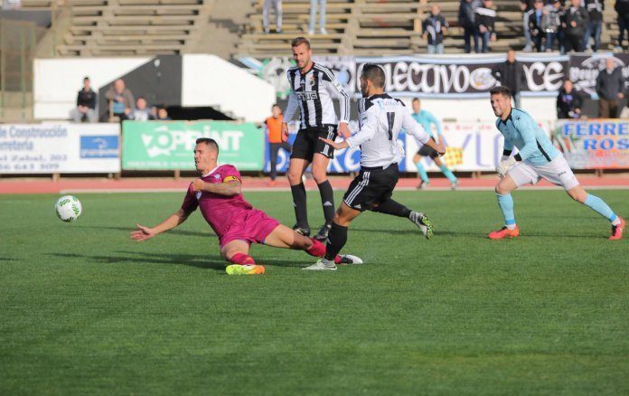 El FC Jumilla sigue negado de cara al gol y cae ante la Balompédica Linense (1-0)