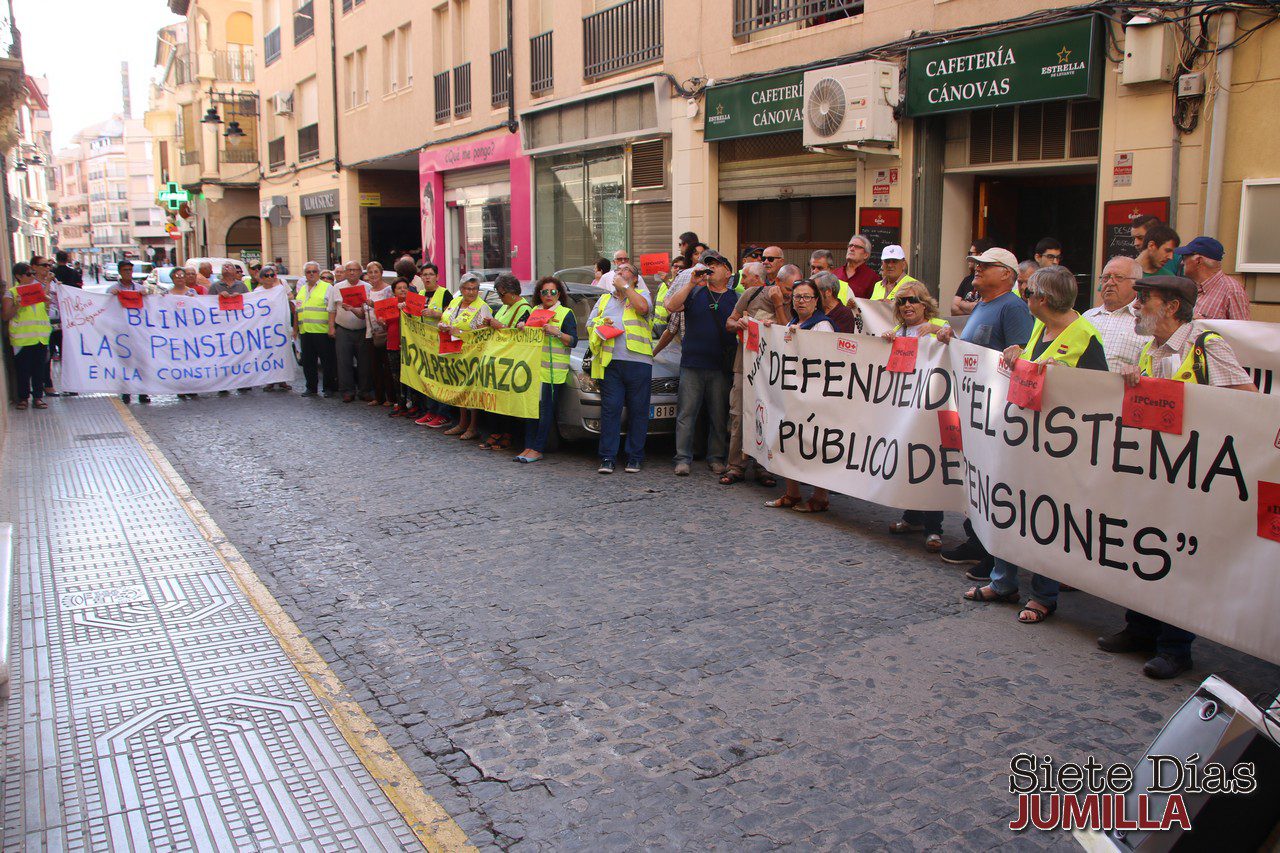 Más de medio centenar de personas se manifestaron por el sistema público pensiones