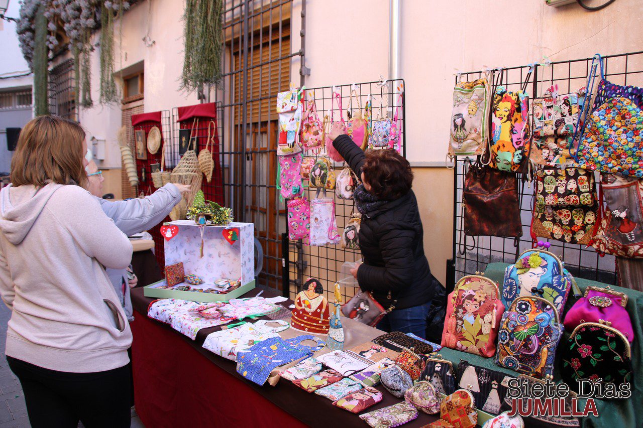 La Asociación de Artesanos dio vida al casco antiguo con su Mercado navideño