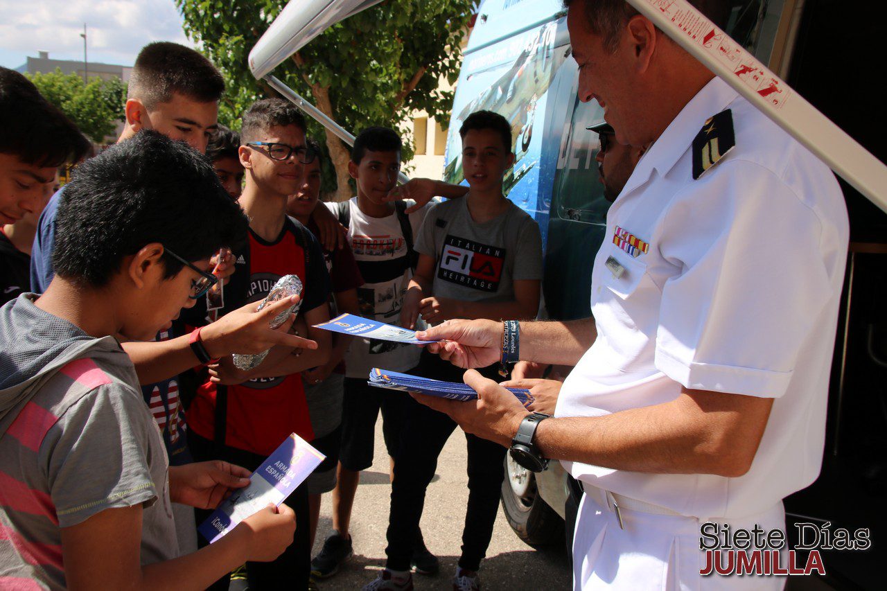 Los jóvenes reciben de primera mano información sobre las Fuerzas Armadas
