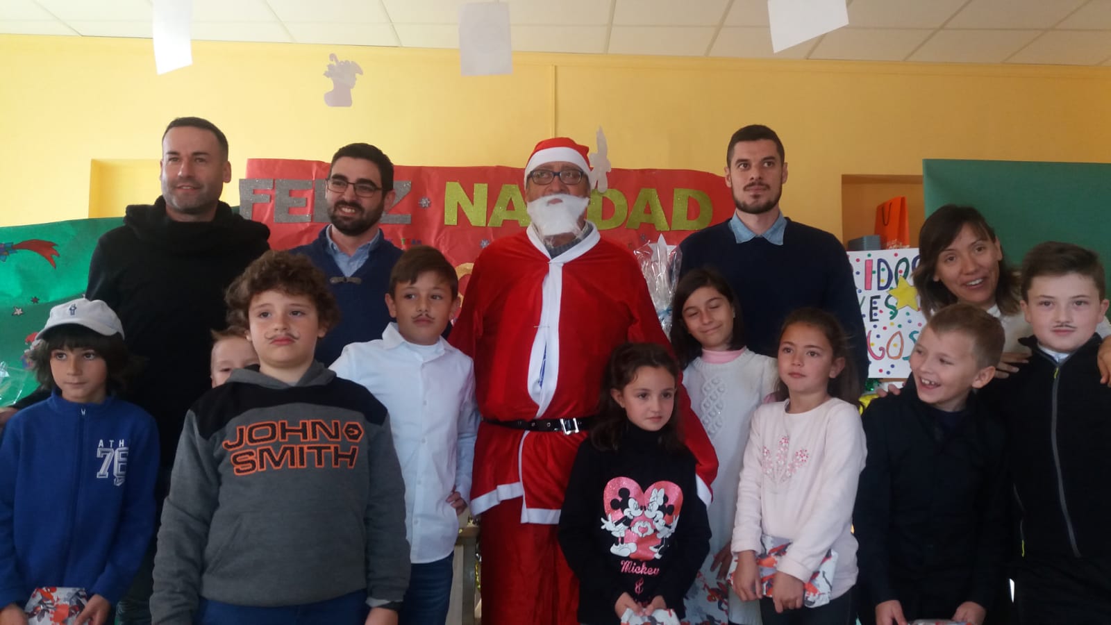 Alumnos del colegio de la Cañada del Trigo celebraron la llegada de la Navidad