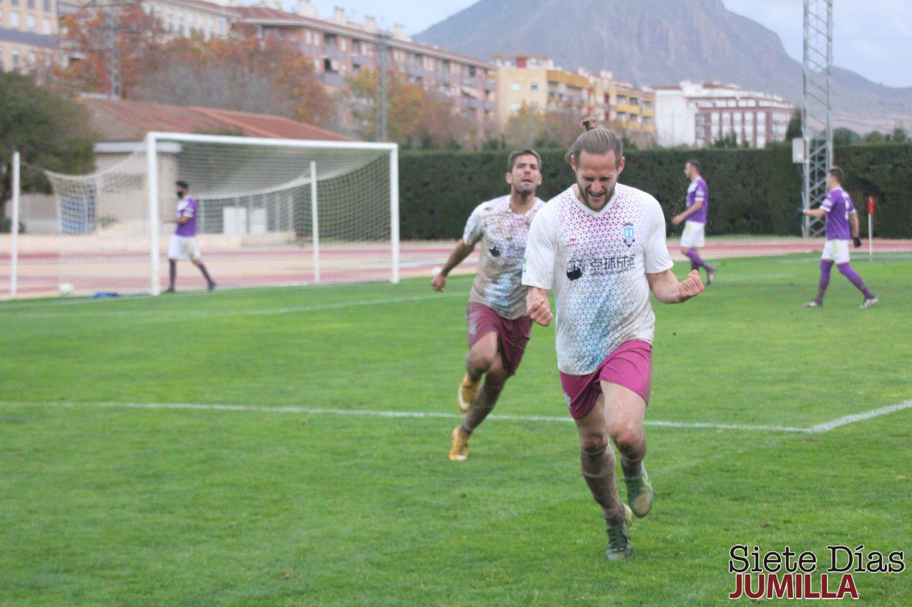 Titi le pone buena cara al mal tiempo y el FC Jumilla vuelve a ganar (2-0)