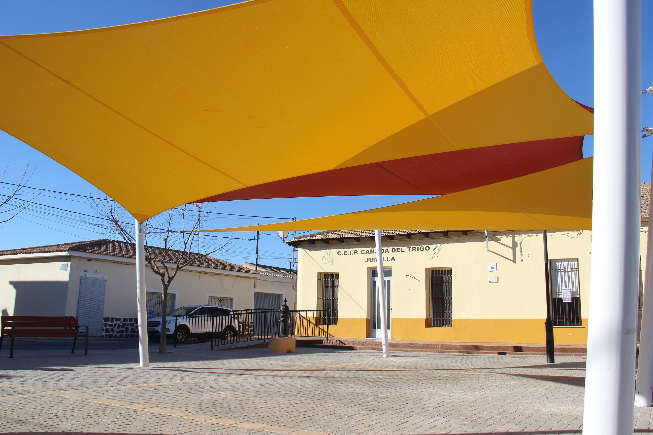 La Plaza de las Escuelas de la Cañada del Trigo cuenta  ya con un nuevo sombraje