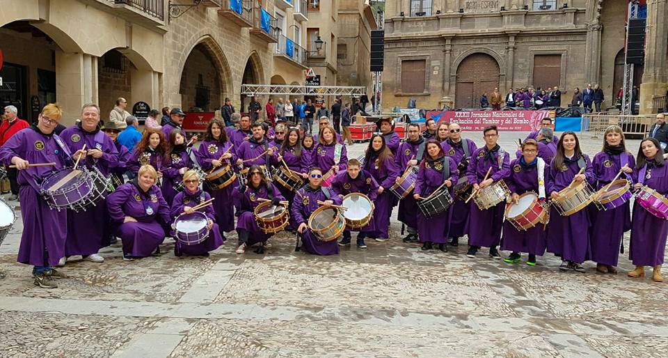 Una delegación de 150 tamborileros de La Sangre se dejan “sentir” en Alcañiz