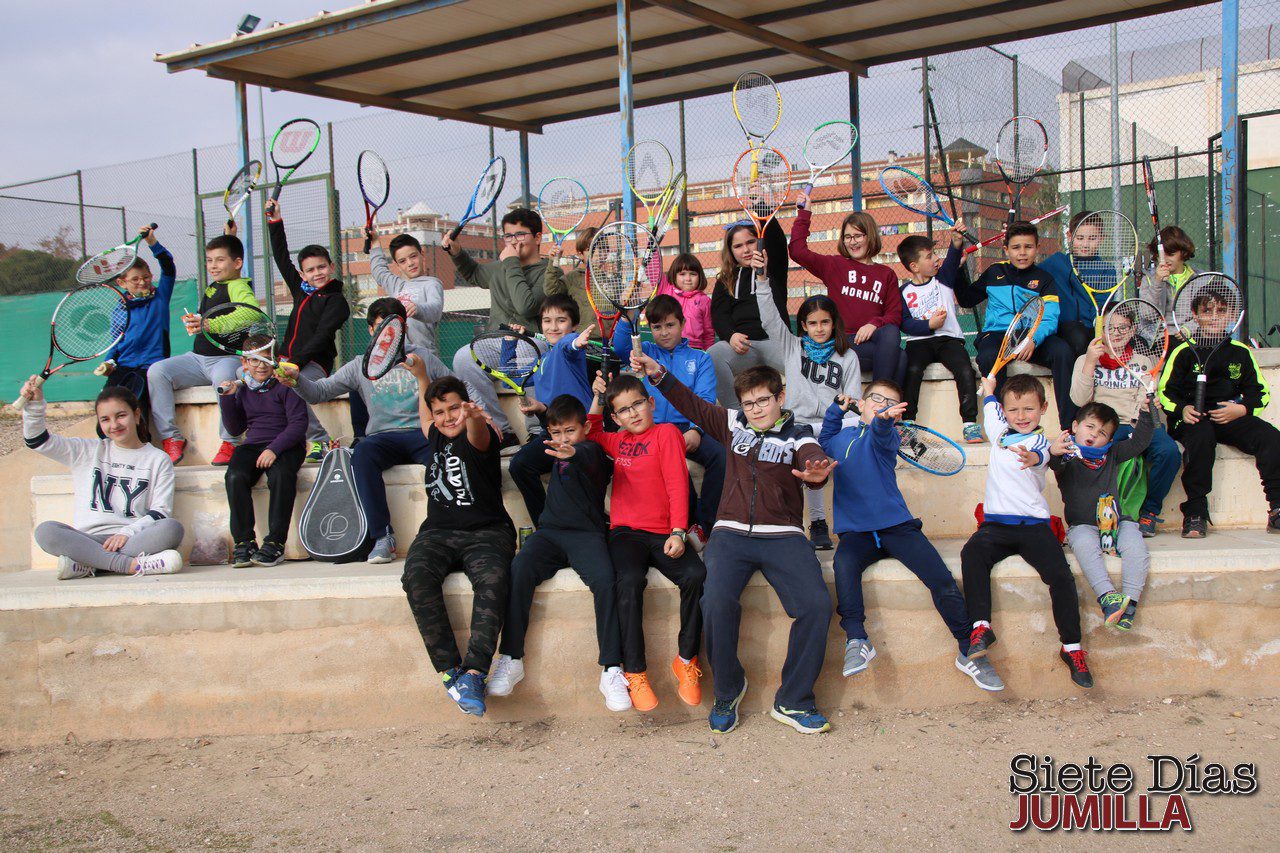 La escuela municipal de tenis celebra su torneo navideño con 40 alumnos