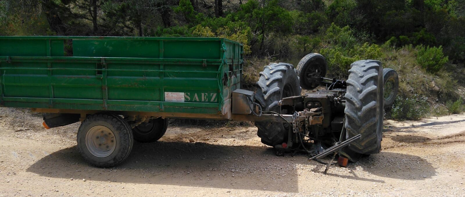 Fallece un hombre al volcar el tractor que conducía