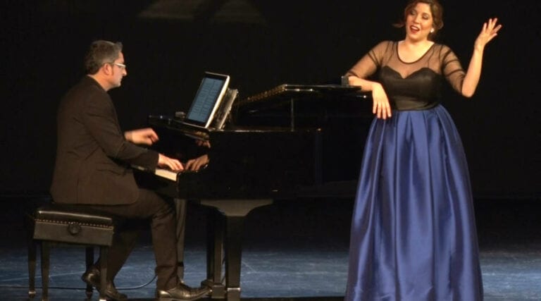 Valero y Tavira ‘pasearon’ por la ópera junto al público en el Vico