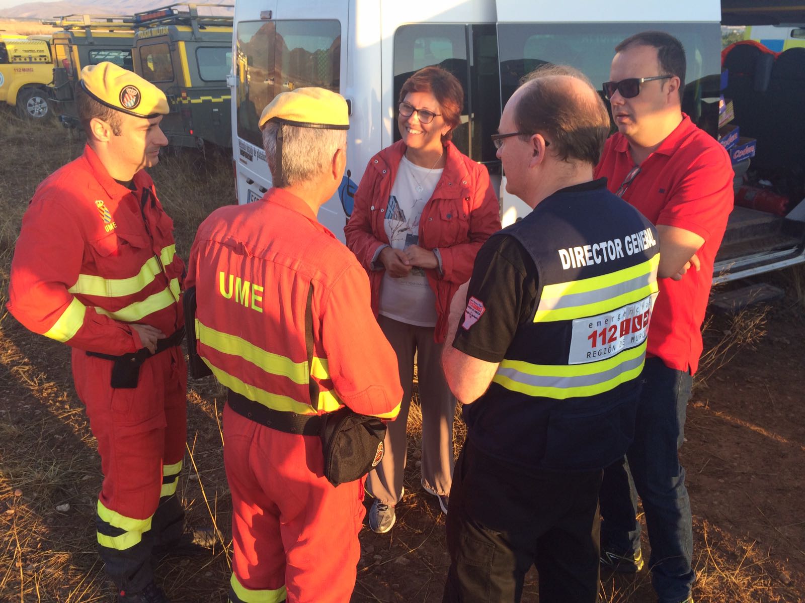 La alcaldesa y el director de emergencias reconocen la zona afectada a bordo del helicóptero de la UME