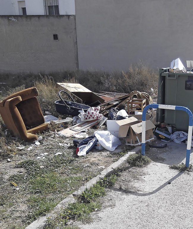 Una vecina denuncia la insalubridad de la zona donde vive que acumula basuras