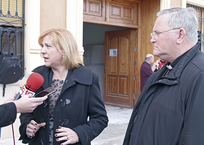 La consejera de Familia y el obispo visitan las obras  del Asilo de Jumilla