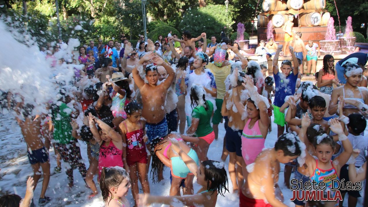 Multitud de personas se ‘refrescaron’ en la Fiesta de la Espuma del pasado lunes