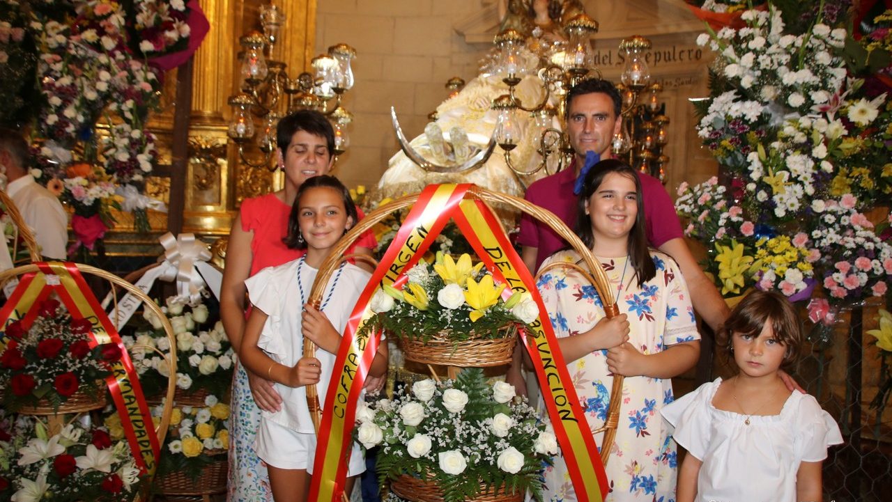 La Asunción recibe la ofrenda de flores de su ciudad en la iglesia de Santiago
