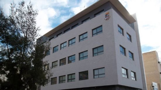 El cierre de las aulas de estudio del Centro Roque Baños enfrenta a PP y PSOE