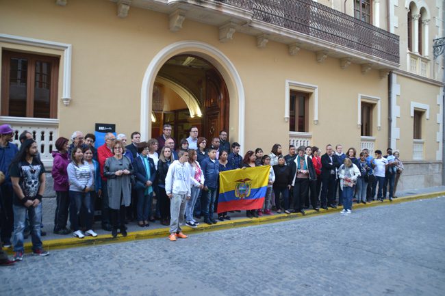El pasado sábado tuvo lugar en Jumilla un acto solidario en las puertas del Ayuntamiento en apoyo a las víctimas del terremoto de Ecuador
