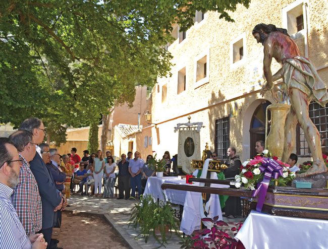 El ”Encuentro de las familias con Cristo” reúne a multitud de fieles en el atrio del Monasterio