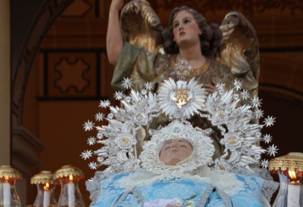 La Cofradía de la Asunción presenta un libro que recoge el acontecimiento histórico de la Coronación de la Patrona