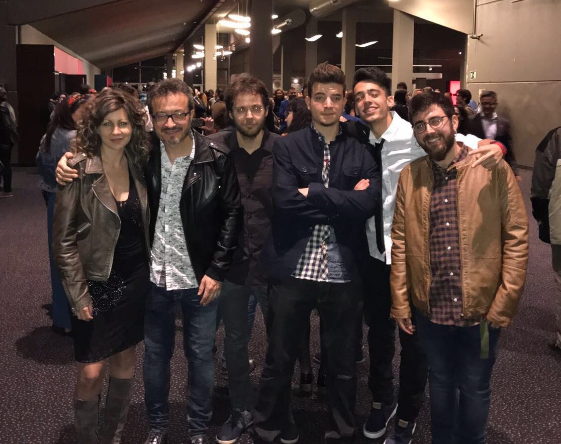 Roque Baños y Fenyx asisten juntos al estreno de “Zona Hostil” en uno de los cines de Madrid